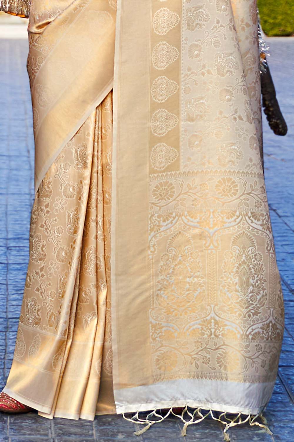 white and golden zari woven kanjivaram saree 2